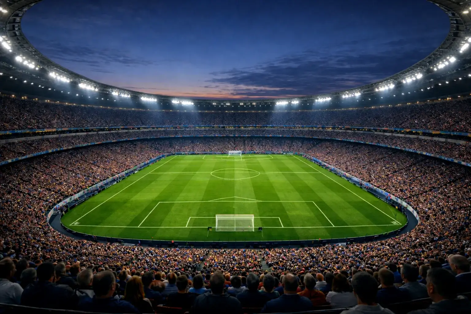 Vista panorámica de estadio de fútbol profesional lleno de aficionados durante un partido nocturno